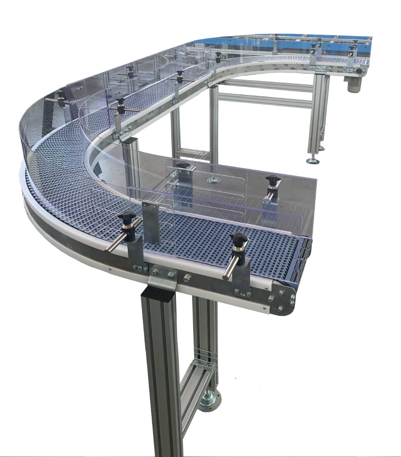Curved conveyor belt with adjustable sides